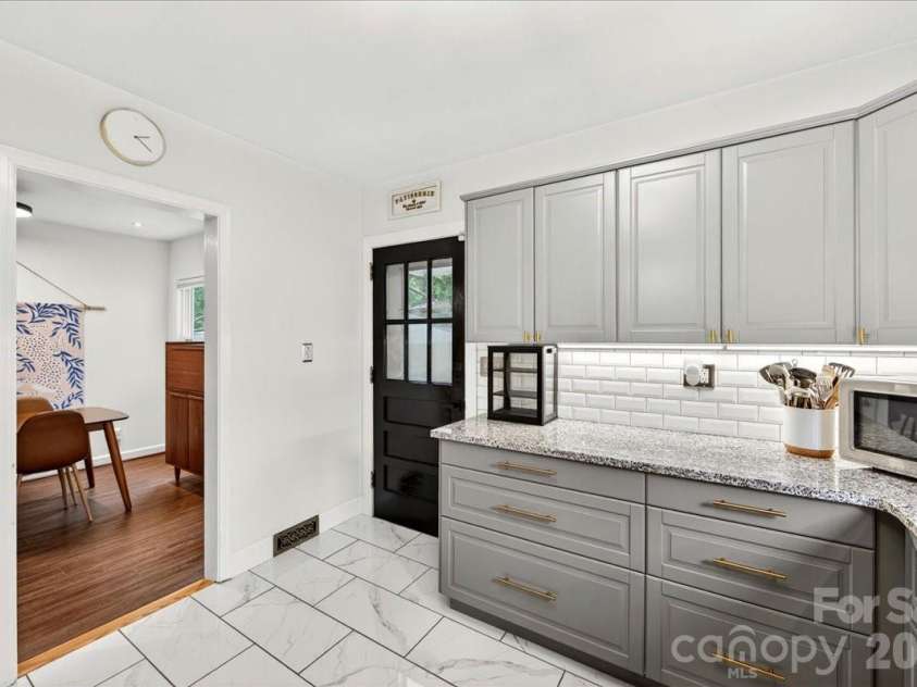 2225 Ashley Road, Charlotte, NC 28208.  MLS# CAR4389591, YatesRealty ID 33241. 