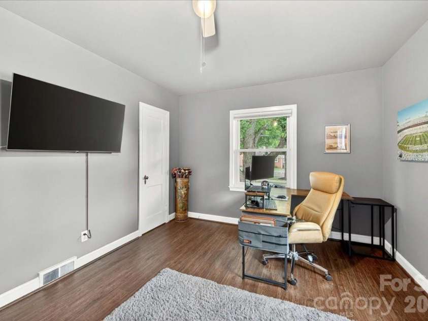 2225 Ashley Road, Charlotte, NC 28208.  MLS# CAR4389591, YatesRealty ID 33241. 