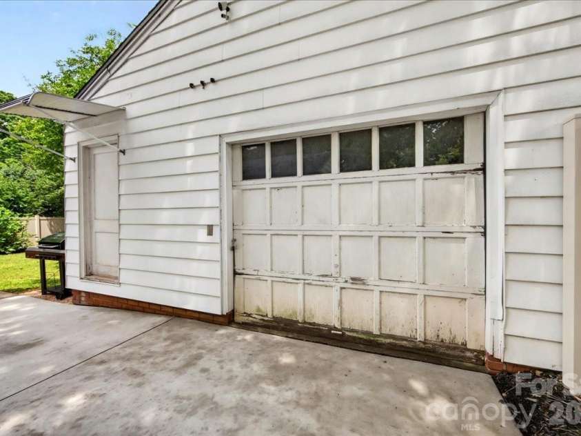 2225 Ashley Road, Charlotte, NC 28208.  MLS# CAR4389591, YatesRealty ID 33241. 