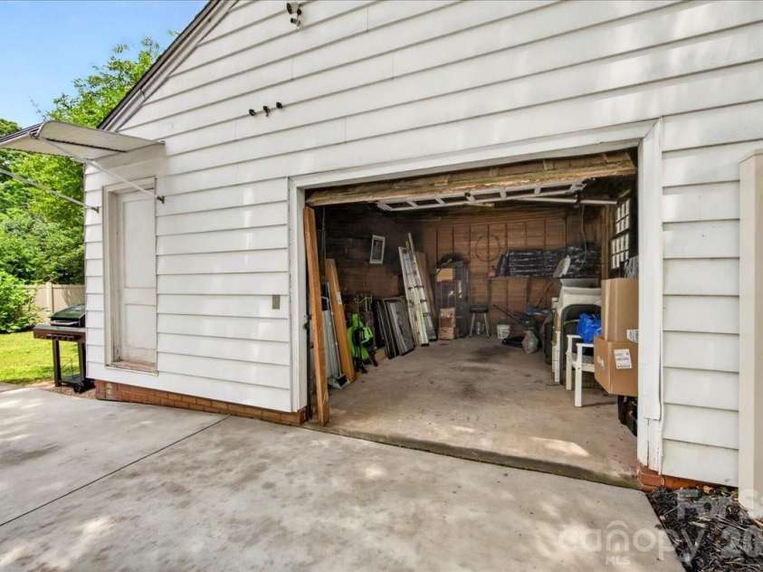 2225 Ashley Road, Charlotte, NC 28208.  MLS# CAR4389591, YatesRealty ID 33241. 
