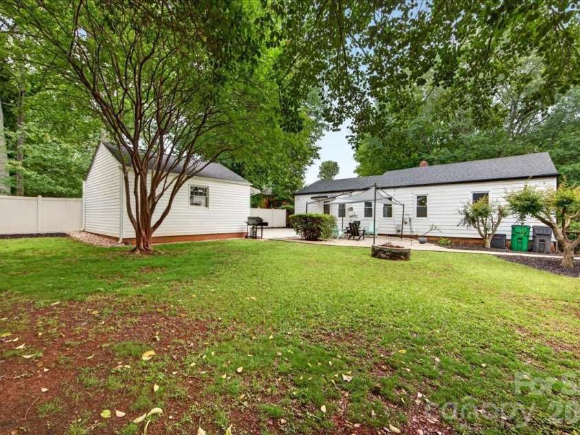 2225 Ashley Road, Charlotte, NC 28208.  MLS# CAR4389591, YatesRealty ID 33241. 