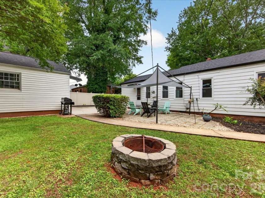 2225 Ashley Road, Charlotte, NC 28208.  MLS# CAR4389591, YatesRealty ID 33241. 