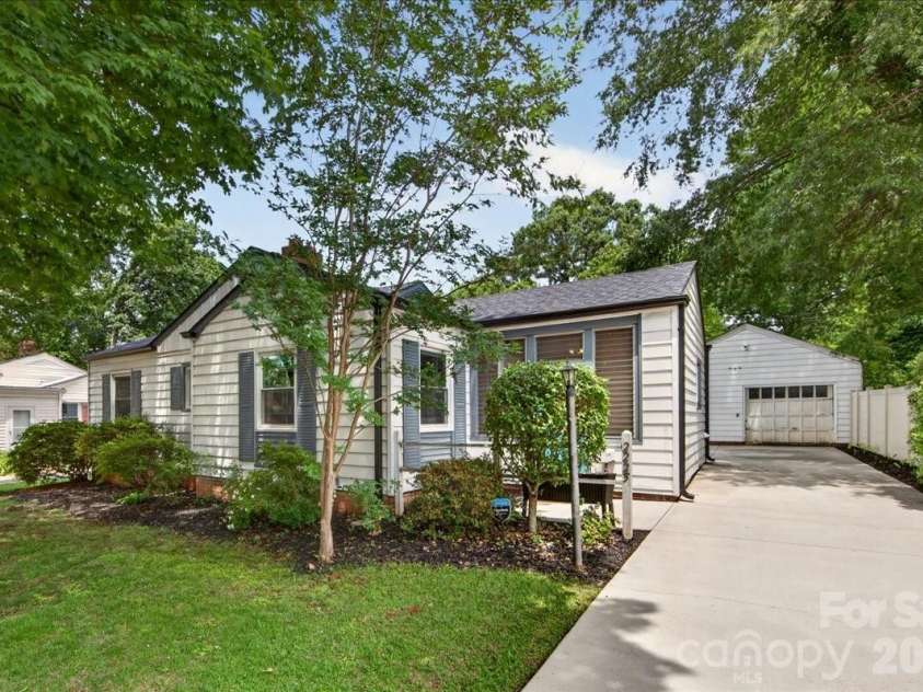 2225 Ashley Road, Charlotte, NC 28208.  MLS# CAR4389591, YatesRealty ID 33241. Welcome to 2225 Ashley Rd!