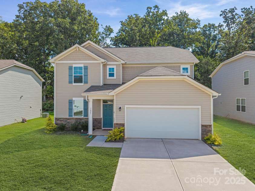 7027 Maple Run Circle, Charlotte, NC 28215.  MLS# CAR4288035, YatesRealty ID 33241. 
