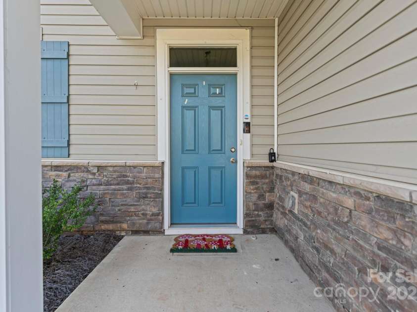 7027 Maple Run Circle, Charlotte, NC 28215.  MLS# CAR4288035, YatesRealty ID 33241. 