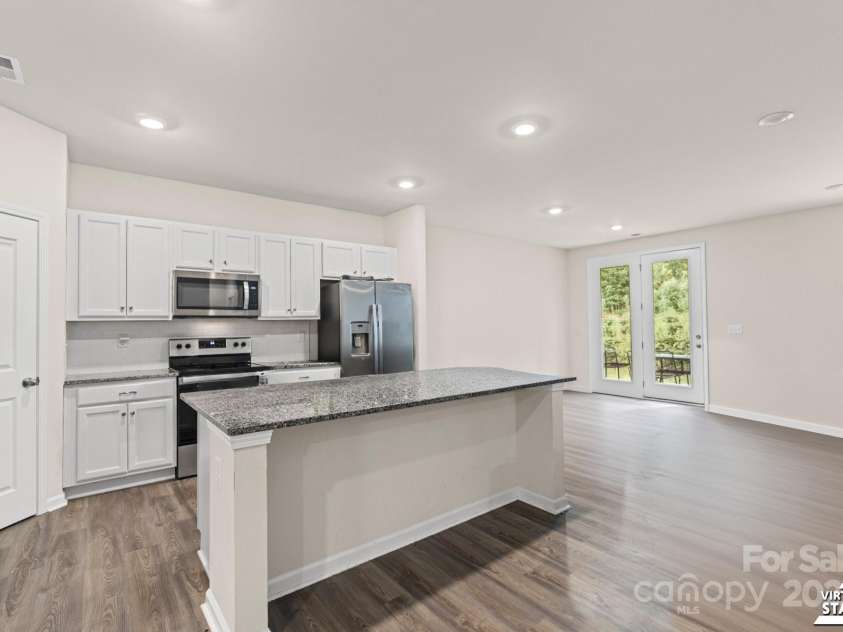 7027 Maple Run Circle, Charlotte, NC 28215.  MLS# CAR4288035, YatesRealty ID 33241. 