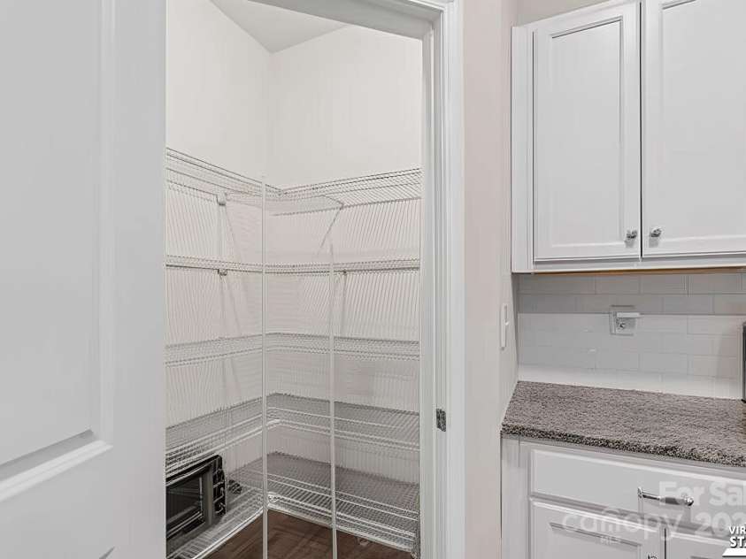 7027 Maple Run Circle, Charlotte, NC 28215.  MLS# CAR4288035, YatesRealty ID 33241. 