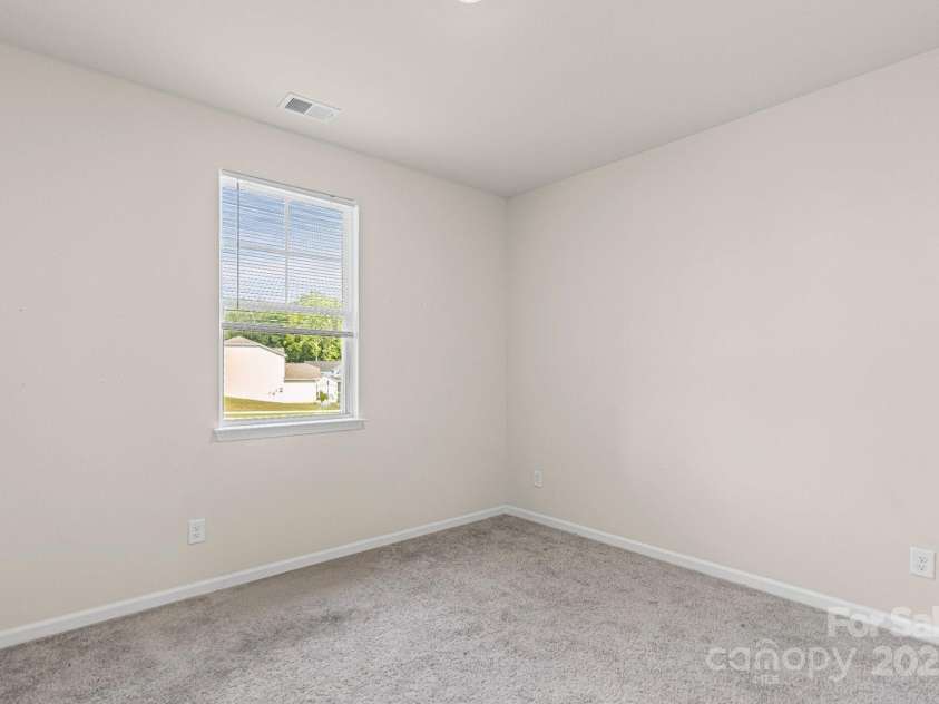 7027 Maple Run Circle, Charlotte, NC 28215.  MLS# CAR4288035, YatesRealty ID 33241. 