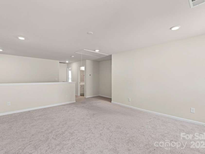 7027 Maple Run Circle, Charlotte, NC 28215.  MLS# CAR4288035, YatesRealty ID 33241. 