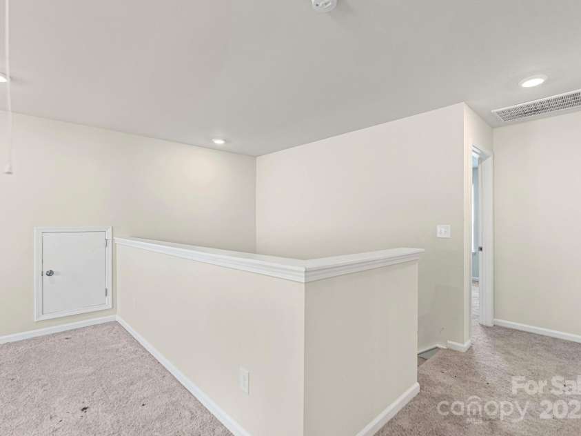 7027 Maple Run Circle, Charlotte, NC 28215.  MLS# CAR4288035, YatesRealty ID 33241. 