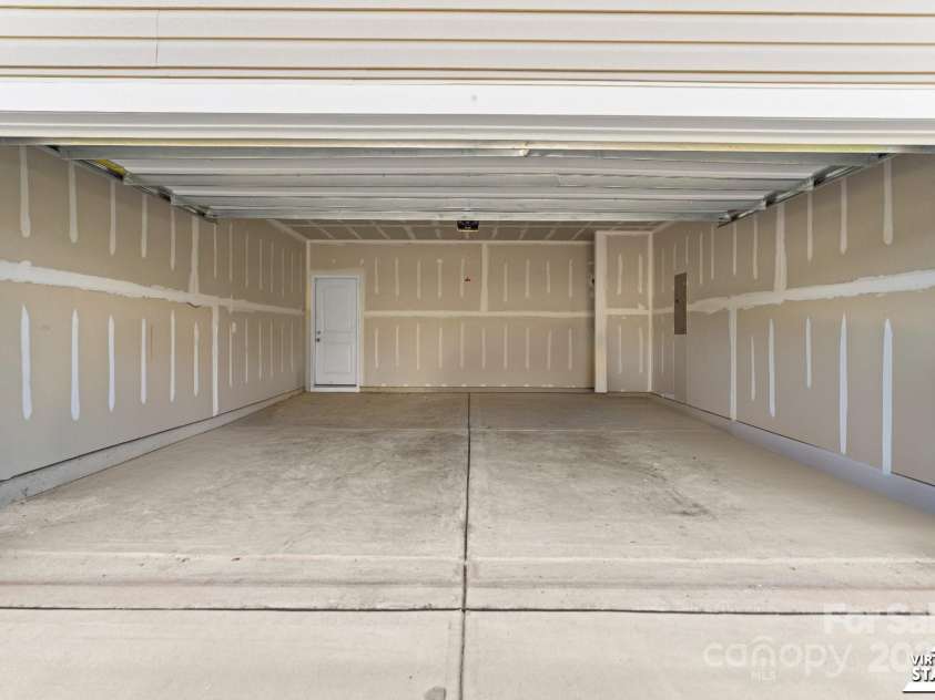 7027 Maple Run Circle, Charlotte, NC 28215.  MLS# CAR4288035, YatesRealty ID 33241. 