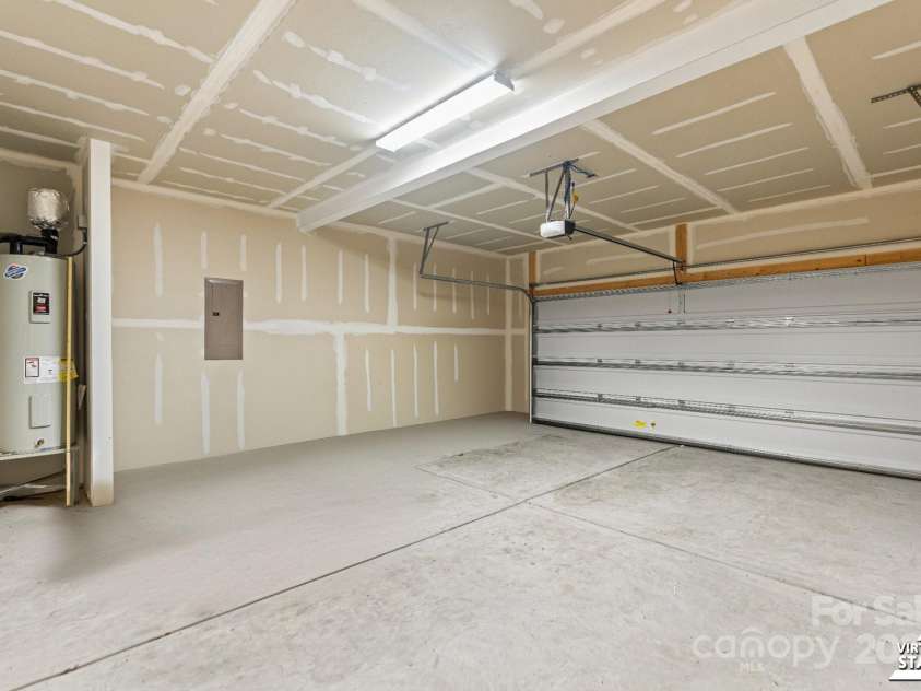 7027 Maple Run Circle, Charlotte, NC 28215.  MLS# CAR4288035, YatesRealty ID 33241. 