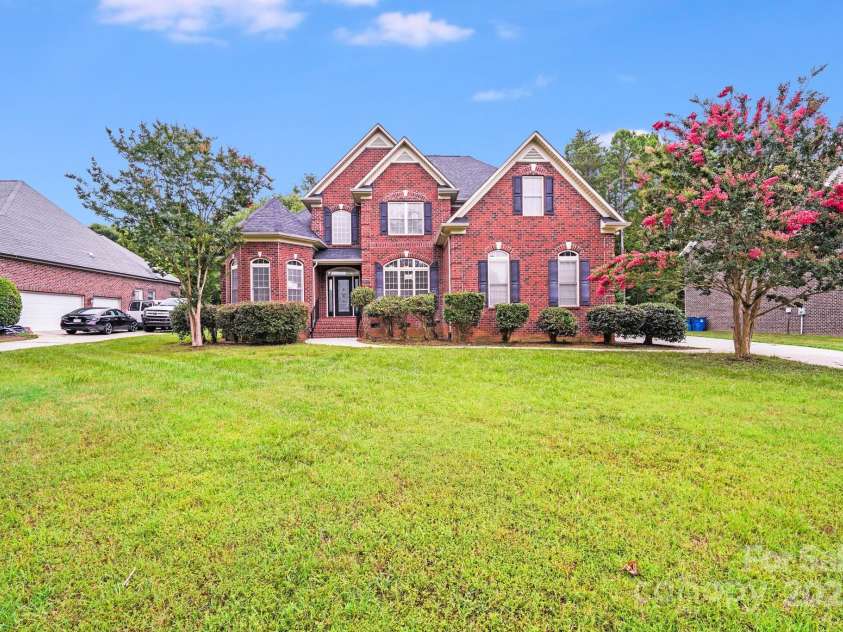 2922 Phillips Fairway Drive, Charlotte, NC 28216.  MLS# CAR4218199, YatesRealty ID 33242. 