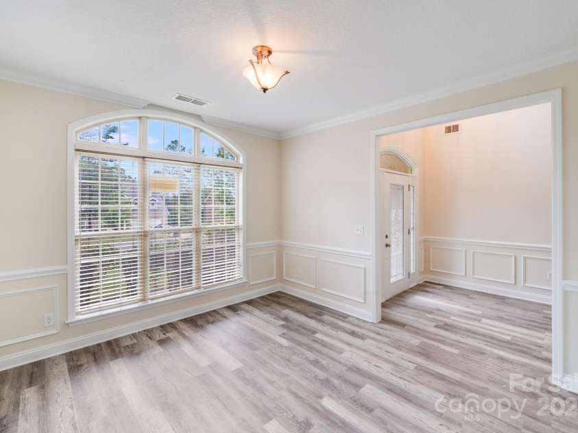 2922 Phillips Fairway Drive, Charlotte, NC 28216.  MLS# CAR4218199, YatesRealty ID 33242. 