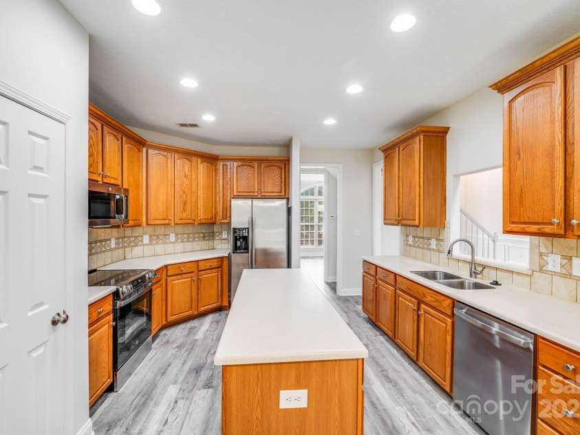 2922 Phillips Fairway Drive, Charlotte, NC 28216.  MLS# CAR4218199, YatesRealty ID 33242. 