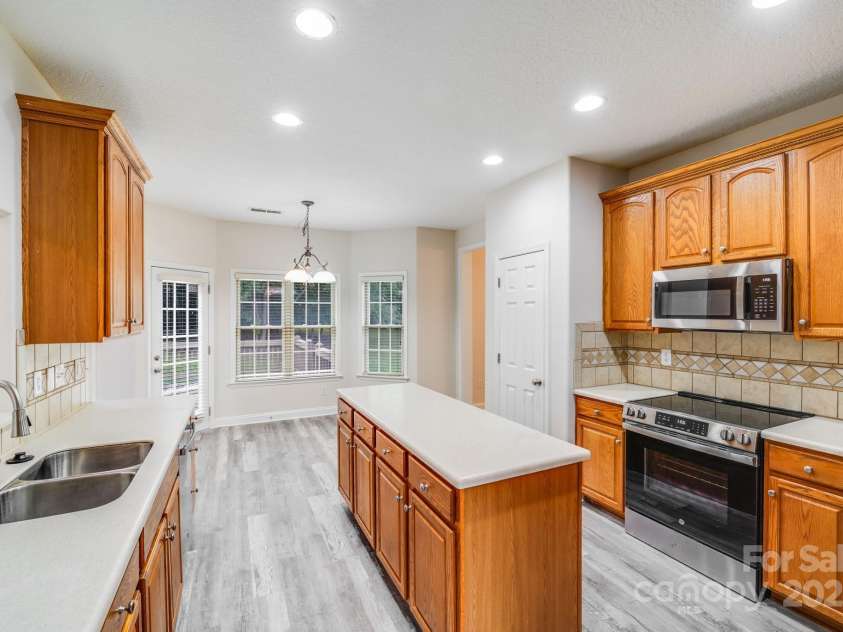 2922 Phillips Fairway Drive, Charlotte, NC 28216.  MLS# CAR4218199, YatesRealty ID 33242. 