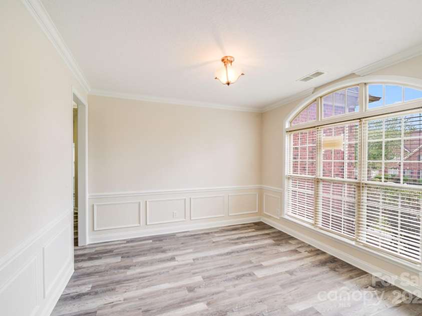 2922 Phillips Fairway Drive, Charlotte, NC 28216.  MLS# CAR4218199, YatesRealty ID 33242. 