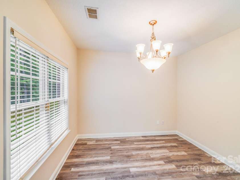 2922 Phillips Fairway Drive, Charlotte, NC 28216.  MLS# CAR4218199, YatesRealty ID 33242. 