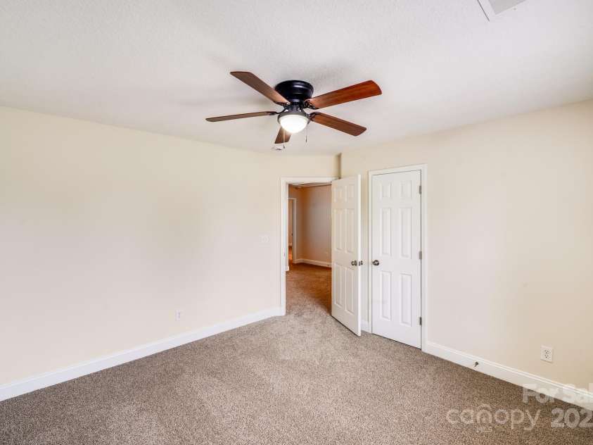 2922 Phillips Fairway Drive, Charlotte, NC 28216.  MLS# CAR4218199, YatesRealty ID 33242. 