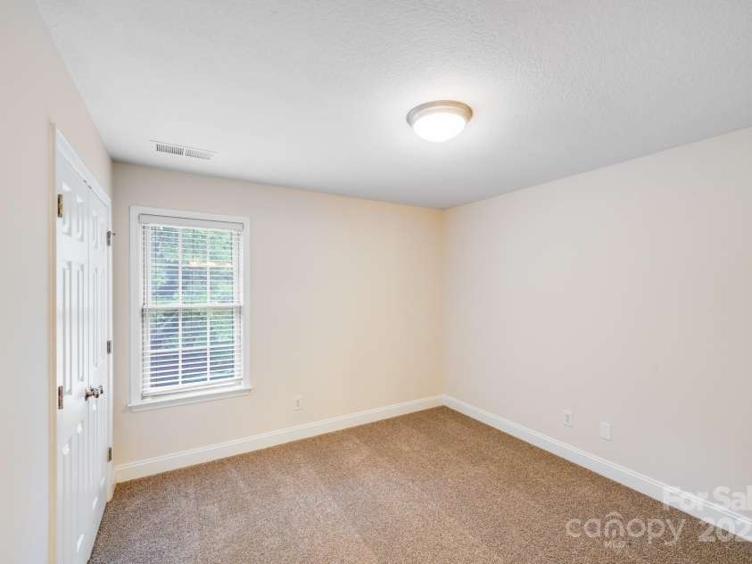 2922 Phillips Fairway Drive, Charlotte, NC 28216.  MLS# CAR4218199, YatesRealty ID 33242. 