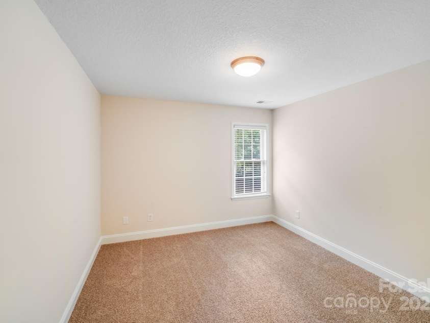 2922 Phillips Fairway Drive, Charlotte, NC 28216.  MLS# CAR4218199, YatesRealty ID 33242. 