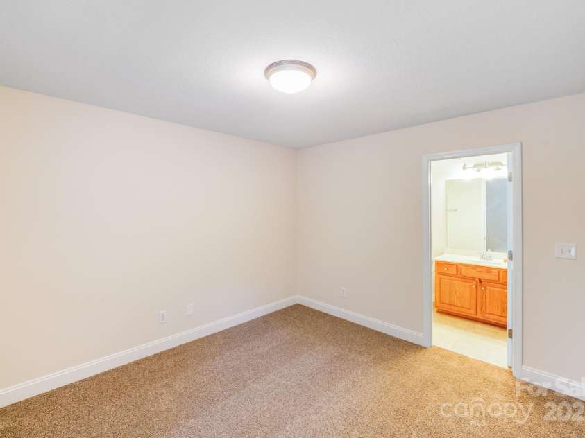 2922 Phillips Fairway Drive, Charlotte, NC 28216.  MLS# CAR4218199, YatesRealty ID 33242. 