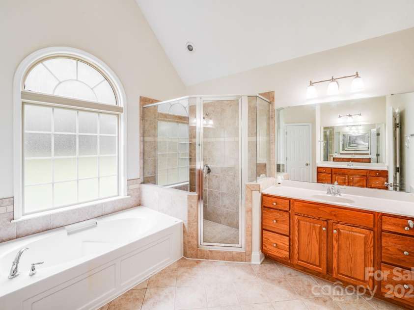 2922 Phillips Fairway Drive, Charlotte, NC 28216.  MLS# CAR4218199, YatesRealty ID 33242. 