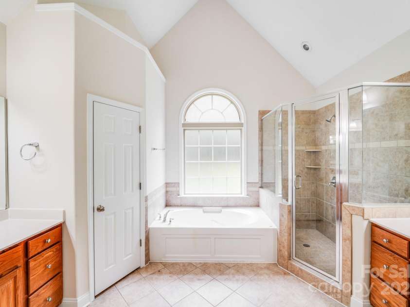 2922 Phillips Fairway Drive, Charlotte, NC 28216.  MLS# CAR4218199, YatesRealty ID 33242. 