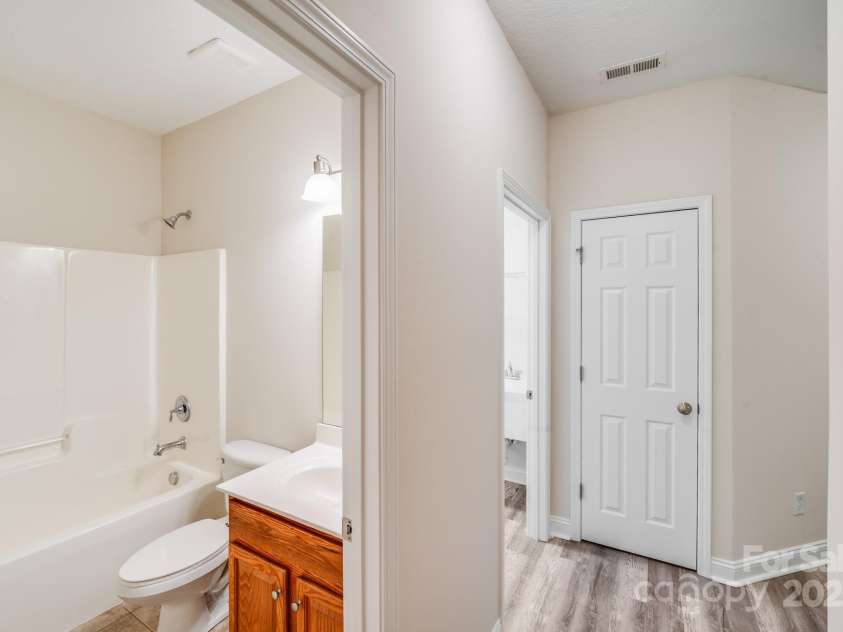 2922 Phillips Fairway Drive, Charlotte, NC 28216.  MLS# CAR4218199, YatesRealty ID 33242. 