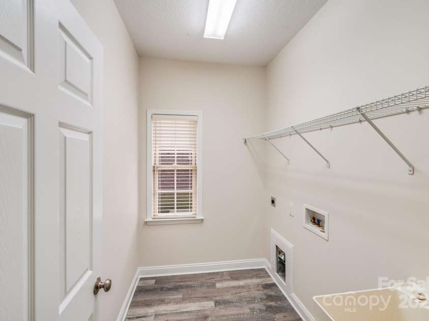 2922 Phillips Fairway Drive, Charlotte, NC 28216.  MLS# CAR4218199, YatesRealty ID 33242. 