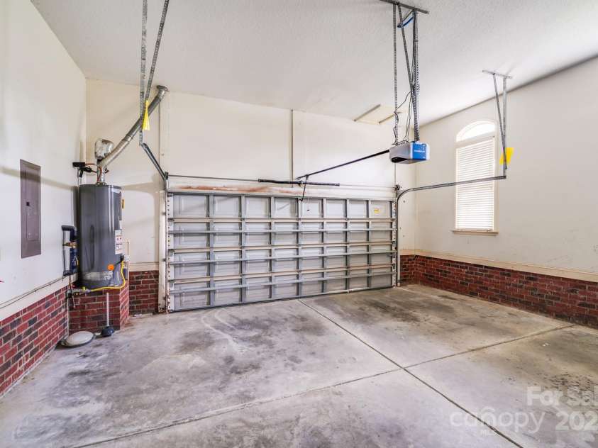 2922 Phillips Fairway Drive, Charlotte, NC 28216.  MLS# CAR4218199, YatesRealty ID 33242. 