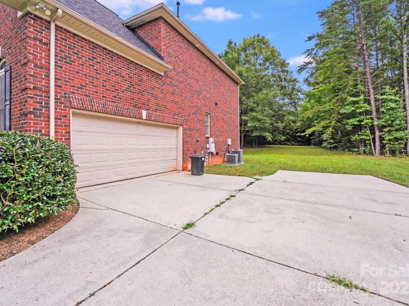 2922 Phillips Fairway Drive, Charlotte, NC 28216.  MLS# CAR4218199, YatesRealty ID 33242. 