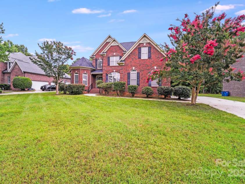 2922 Phillips Fairway Drive, Charlotte, NC 28216.  MLS# CAR4218199, YatesRealty ID 33242. 