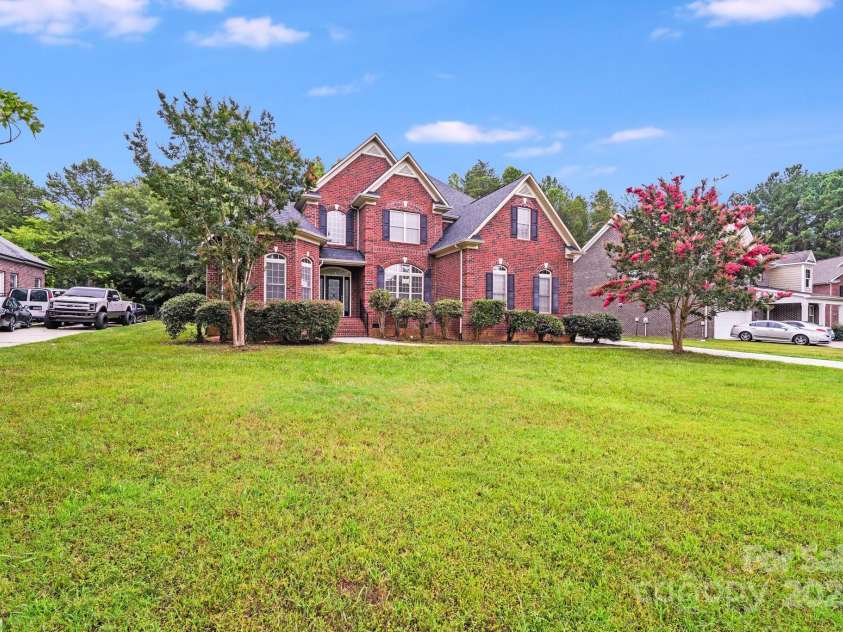 2922 Phillips Fairway Drive, Charlotte, NC 28216.  MLS# CAR4218199, YatesRealty ID 33242. 