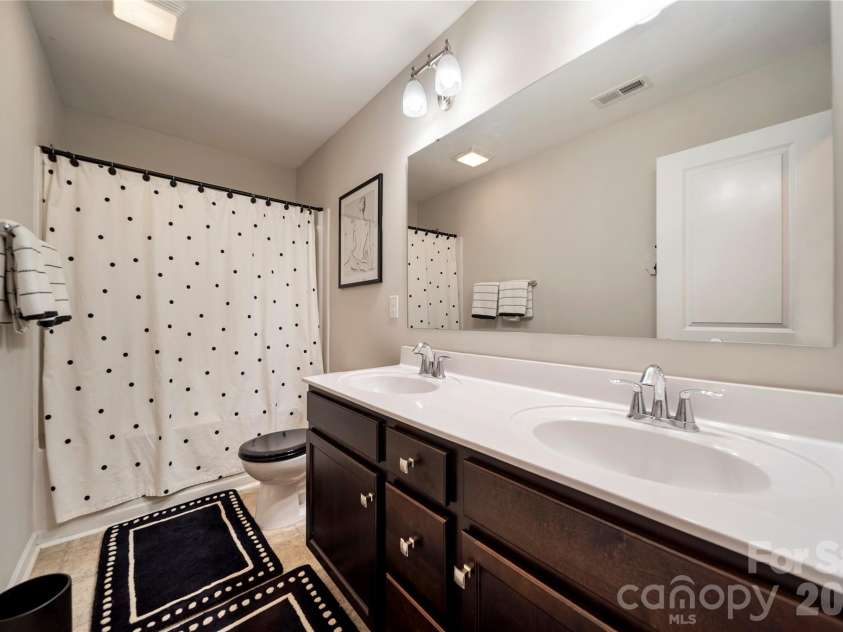 8122 Mossy Rock Road, Waxhaw, NC 28173.  MLS# CAR4382633, YatesRealty ID 33242. Hallway full bathroom