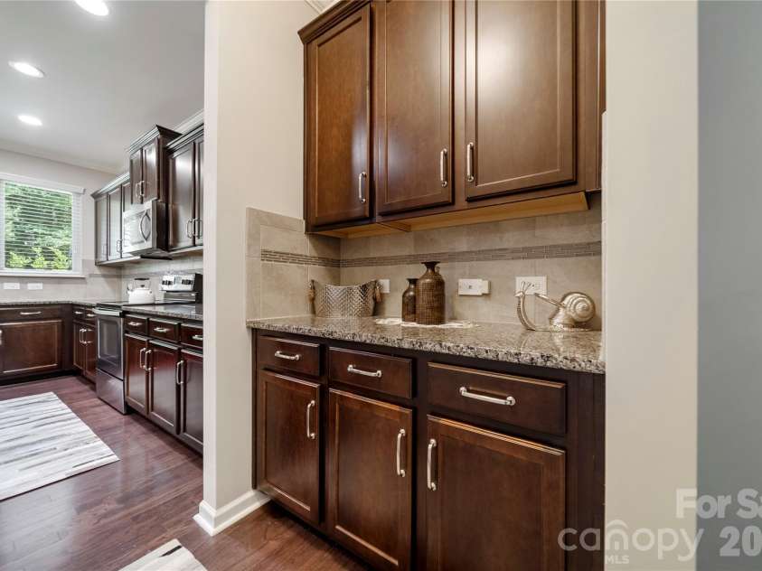 8122 Mossy Rock Road, Waxhaw, NC 28173.  MLS# CAR4382633, YatesRealty ID 33242. Pass through/bar