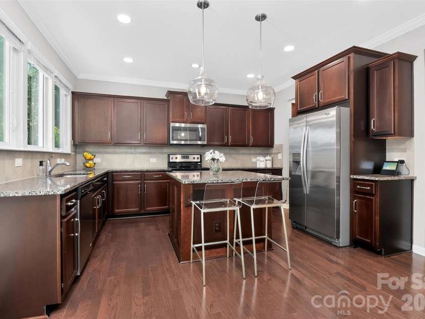 8122 Mossy Rock Road, Waxhaw, NC 28173.  MLS# CAR4430192, YatesRealty ID 33242. Natural light filled kitchen.