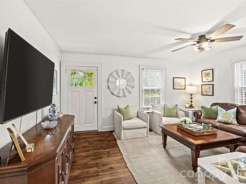3225 Commonwealth Avenue, Charlotte, NC 28205.  MLS# CAR4391957, YatesRealty ID 33243. 