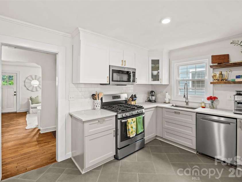3225 Commonwealth Avenue, Charlotte, NC 28205.  MLS# CAR4391957, YatesRealty ID 33243. 