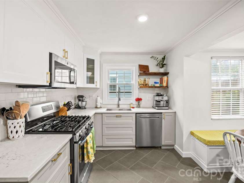 3225 Commonwealth Avenue, Charlotte, NC 28205.  MLS# CAR4391957, YatesRealty ID 33243. 