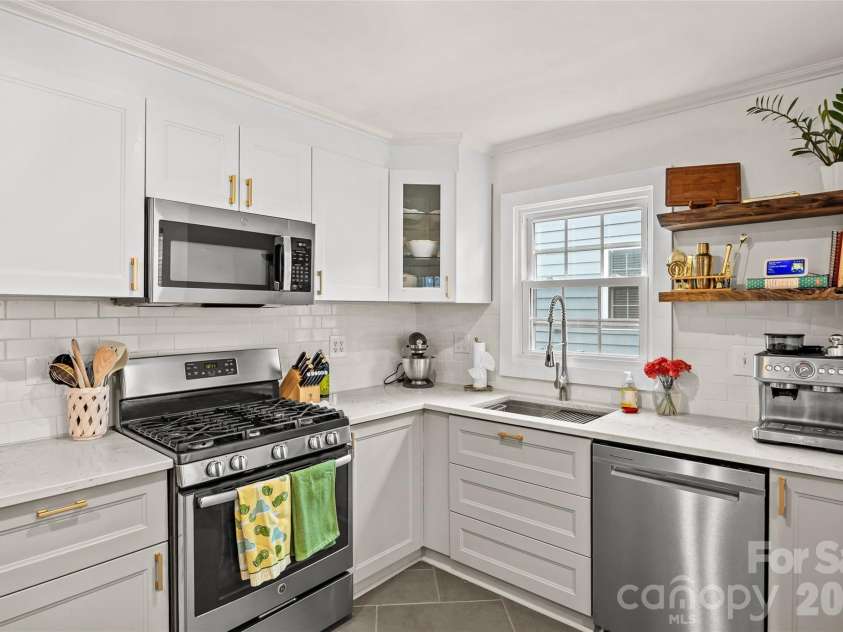 3225 Commonwealth Avenue, Charlotte, NC 28205.  MLS# CAR4391957, YatesRealty ID 33243. 