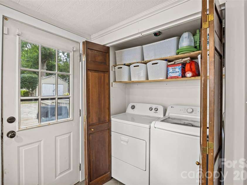 3225 Commonwealth Avenue, Charlotte, NC 28205.  MLS# CAR4391957, YatesRealty ID 33243. 