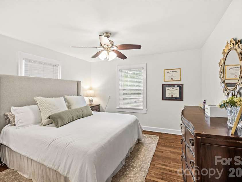 3225 Commonwealth Avenue, Charlotte, NC 28205.  MLS# CAR4391957, YatesRealty ID 33243. 