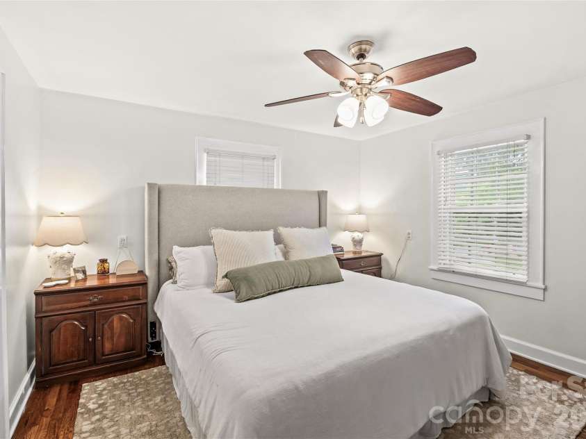 3225 Commonwealth Avenue, Charlotte, NC 28205.  MLS# CAR4391957, YatesRealty ID 33243. 