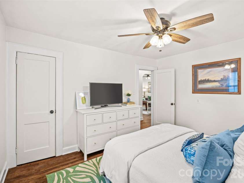 3225 Commonwealth Avenue, Charlotte, NC 28205.  MLS# CAR4391957, YatesRealty ID 33243. 