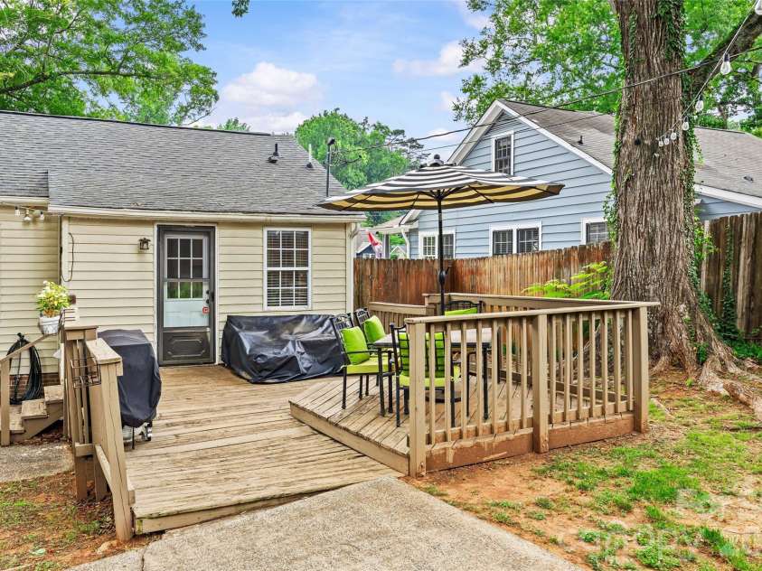 3225 Commonwealth Avenue, Charlotte, NC 28205.  MLS# CAR4391957, YatesRealty ID 33243. 