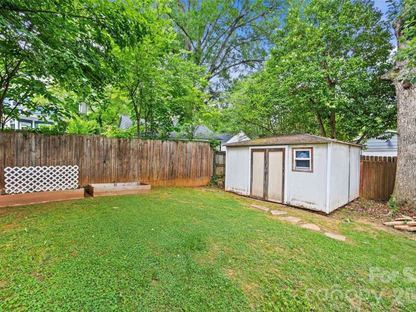 3225 Commonwealth Avenue, Charlotte, NC 28205.  MLS# CAR4391957, YatesRealty ID 33243. 