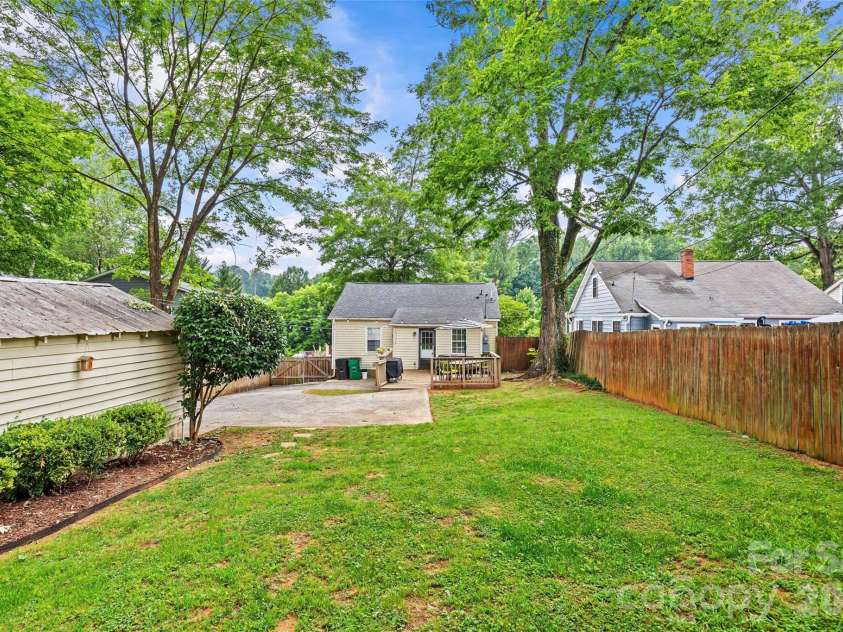 3225 Commonwealth Avenue, Charlotte, NC 28205.  MLS# CAR4391957, YatesRealty ID 33243. 