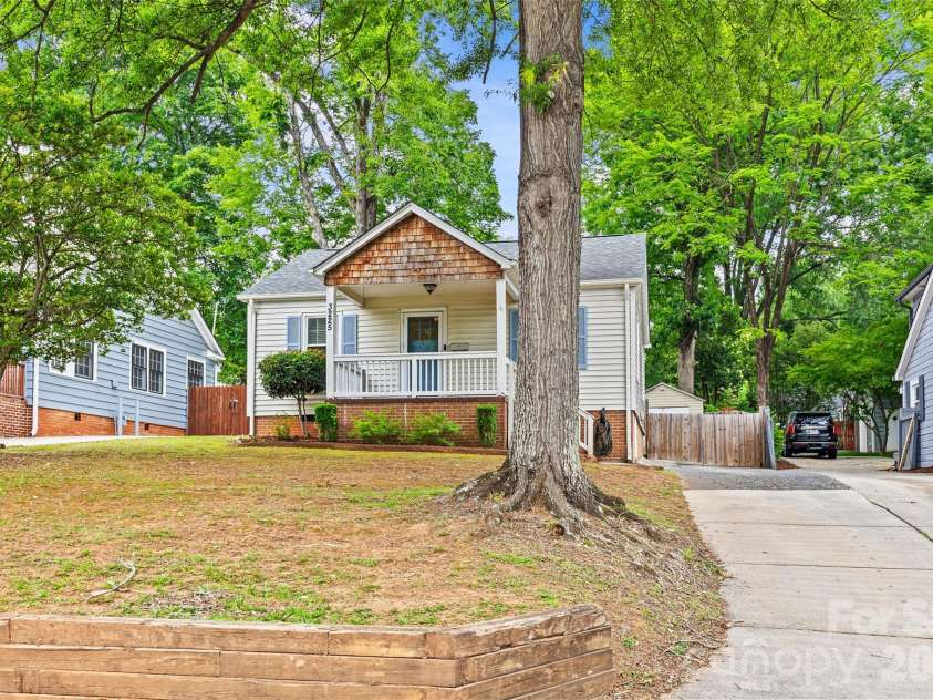 3225 Commonwealth Avenue, Charlotte, NC 28205.  MLS# CAR4430951, YatesRealty ID 33243. 