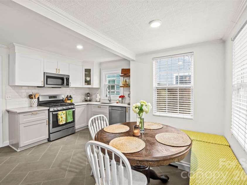 3225 Commonwealth Avenue, Charlotte, NC 28205.  MLS# CAR4430951, YatesRealty ID 33243. 